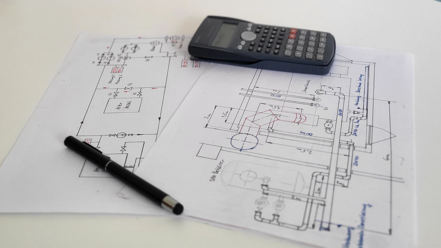 ALV ThermPRO – Ingenieurbüro – Architekturpläne in einem modernen Büro.